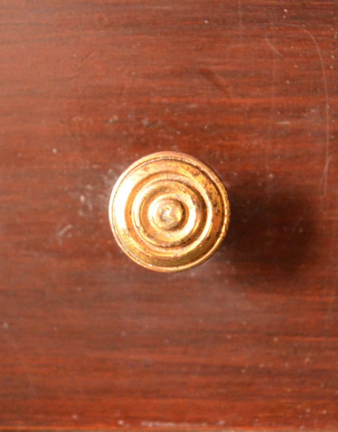 サイドバイサイド アンティーク家具 英国のオシャレなアンティーク家具、小ぶりなビューロー(デスク)。ビューローの中は小さくて可愛い取っ手が付いています。(k-1160-f)