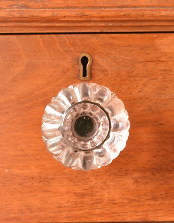 サイドバイサイド アンティーク家具 英国のオシャレなアンティーク家具、小ぶりなビューロー(デスク)。ガラスの取っ手がアクセントに!可愛いお花デザインです。(k-1160-f)