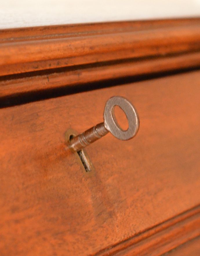 サイドバイサイド アンティーク家具 英国のオシャレなアンティーク家具、小ぶりなビューロー(デスク)。ビューローの扉は、アンティークの鍵を引っ掛けて開閉します。(k-1160-f)