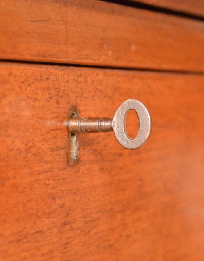 サイドバイサイド アンティーク家具 英国のオシャレなアンティーク家具、小ぶりなビューロー(デスク)。全部で4ヶ所鍵穴があります。(k-1160-f)