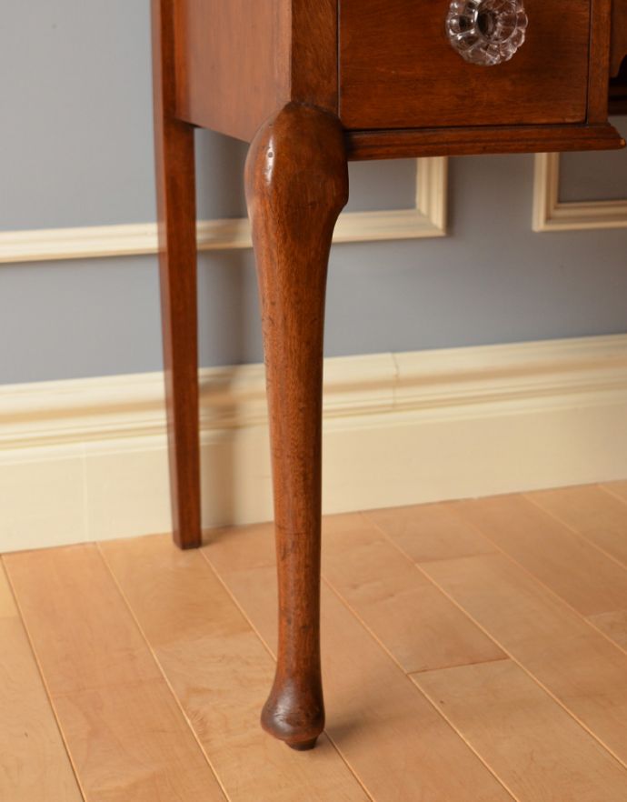 サイドバイサイド アンティーク家具 英国のオシャレなアンティーク家具、小ぶりなビューロー(デスク)。きちんと支えます。(k-1160-f)