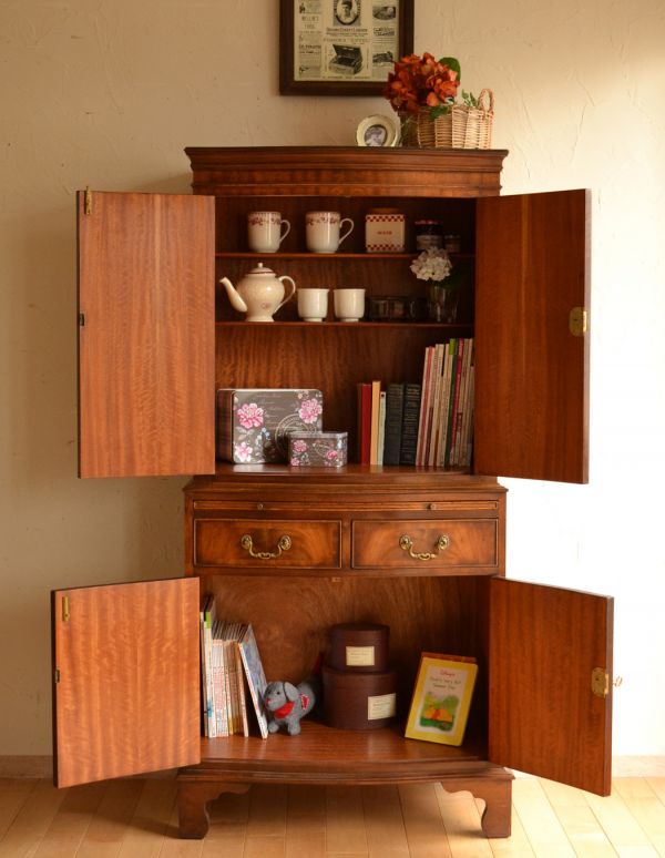 アンティークのキャビネット　アンティーク家具　マホガニー材を使った英国のアンティークカップボードチェスト。扉の中には食器や、雑誌がたっぷりと収納できます。(k-1165-f)