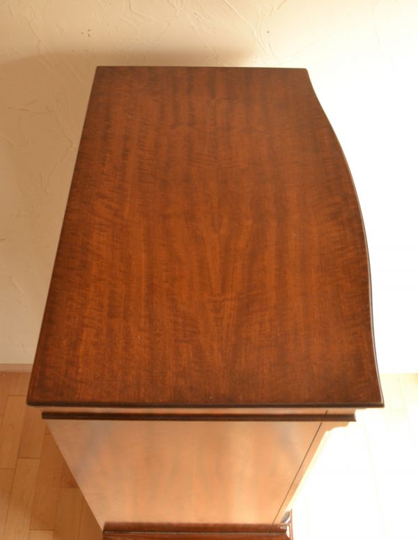 アンティークのキャビネット　アンティーク家具　マホガニー材を使った英国のアンティークカップボードチェスト。天板もキレイな状態で仕上げてあります。(k-1165-f)