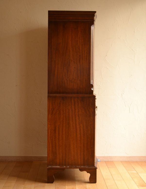 アンティークのキャビネット　アンティーク家具　マホガニー材を使った英国のアンティークカップボードチェスト。サイドもしっかり作られています。(k-1165-f)