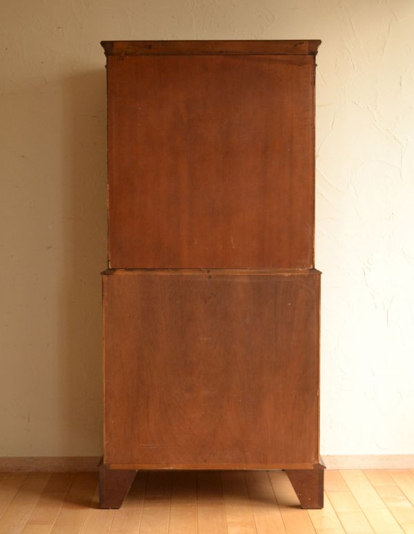 アンティークのキャビネット　アンティーク家具　マホガニー材を使った英国のアンティークカップボードチェスト。裏側もキチンと仕上げているので、キレイな状態です。(k-1165-f)