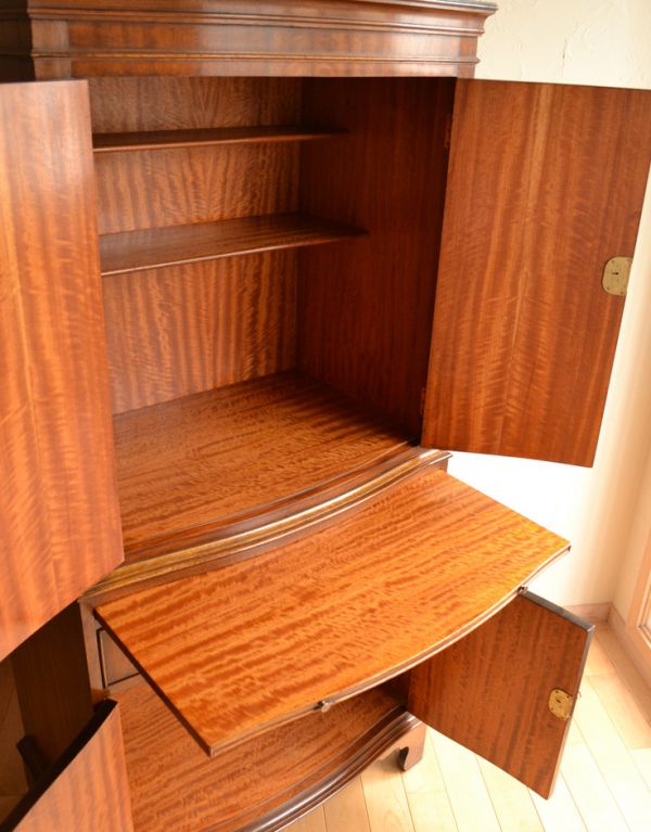 アンティークのキャビネット　アンティーク家具　マホガニー材を使った英国のアンティークカップボードチェスト。扉はきちんとお直しをしているのでスムーズに開け閉めができ、出し入れもしやすく使いやすいです。(k-1165-f)