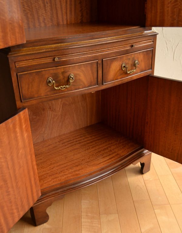 アンティークのキャビネット　アンティーク家具　マホガニー材を使った英国のアンティークカップボードチェスト。扉の中には日常使いの食器を収納してみましょう。(k-1165-f)