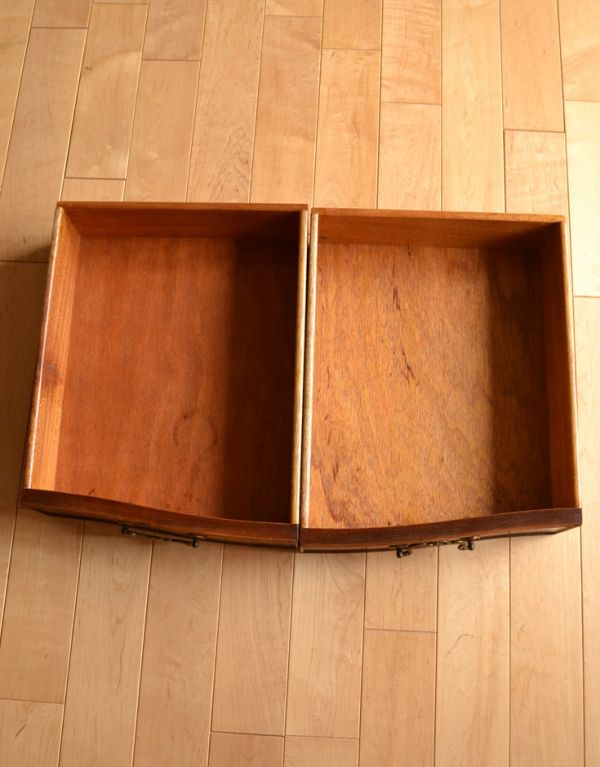 アンティークのキャビネット　アンティーク家具　マホガニー材を使った英国のアンティークカップボードチェスト。引き出しは全部で２杯。(k-1165-f)