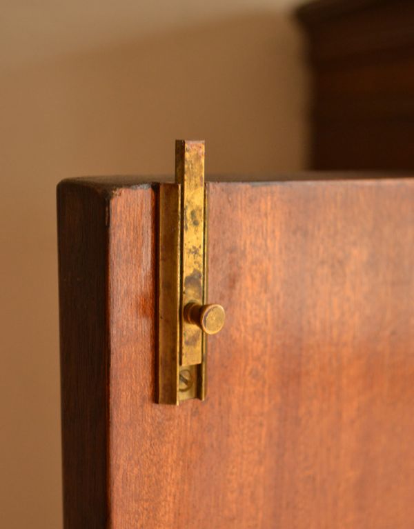 アンティークのキャビネット　アンティーク家具　マホガニー材を使った英国のアンティークカップボードチェスト。扉を留めるためのストッパーも当時のものです。(k-1165-f)