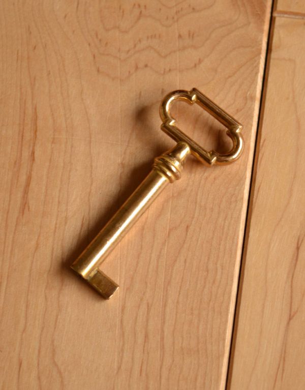 アンティークのキャビネット　アンティーク家具　マホガニー材を使った英国のアンティークカップボードチェスト。２ヶ所共通で使える鍵が１本付いています。(k-1165-f)