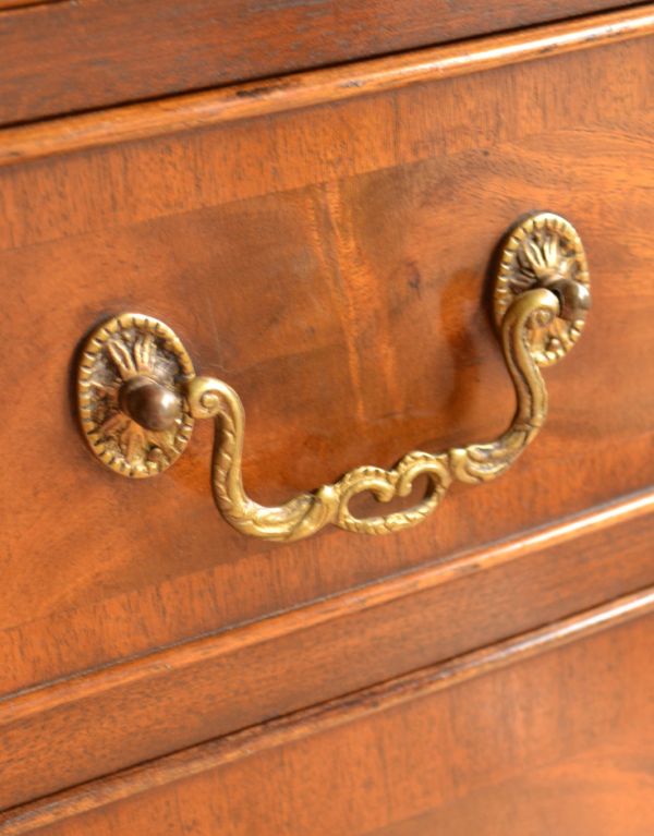 アンティークのキャビネット　アンティーク家具　マホガニー材を使った英国のアンティークカップボードチェスト。こちらは引き出しの取っ手です。(k-1165-f)