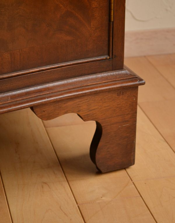 アンティークのキャビネット　アンティーク家具　マホガニー材を使った英国のアンティークカップボードチェスト。安定感のある脚がしっかり支えます。(k-1165-f)