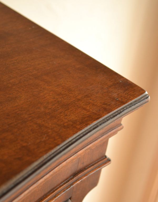 アンティークのキャビネット　アンティーク家具　マホガニー材を使った英国のアンティークカップボードチェスト。角もキレイな状態です。(k-1165-f)