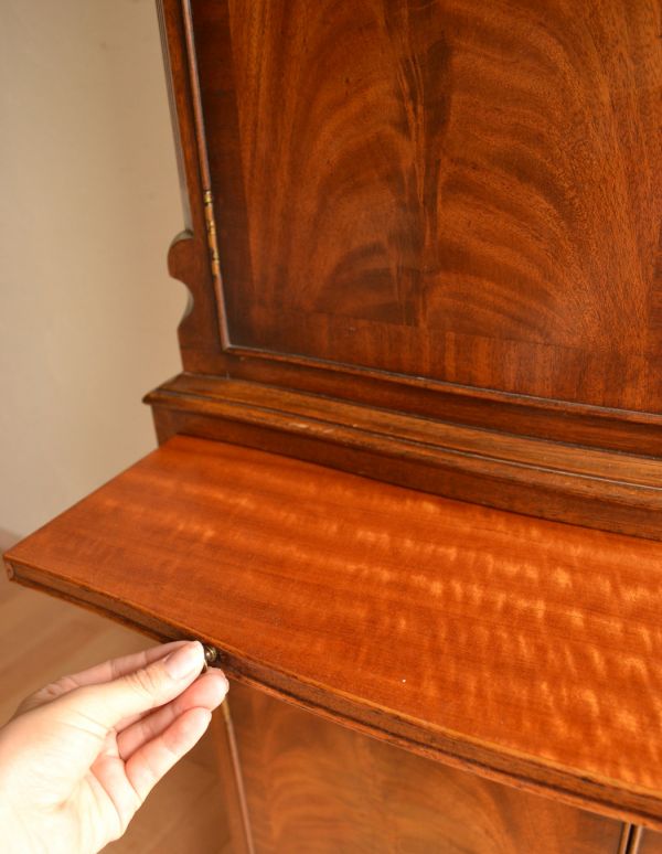 アンティークのキャビネット　アンティーク家具　マホガニー材を使った英国のアンティークカップボードチェスト。中央にスライドトレーが収納されています。(k-1165-f)