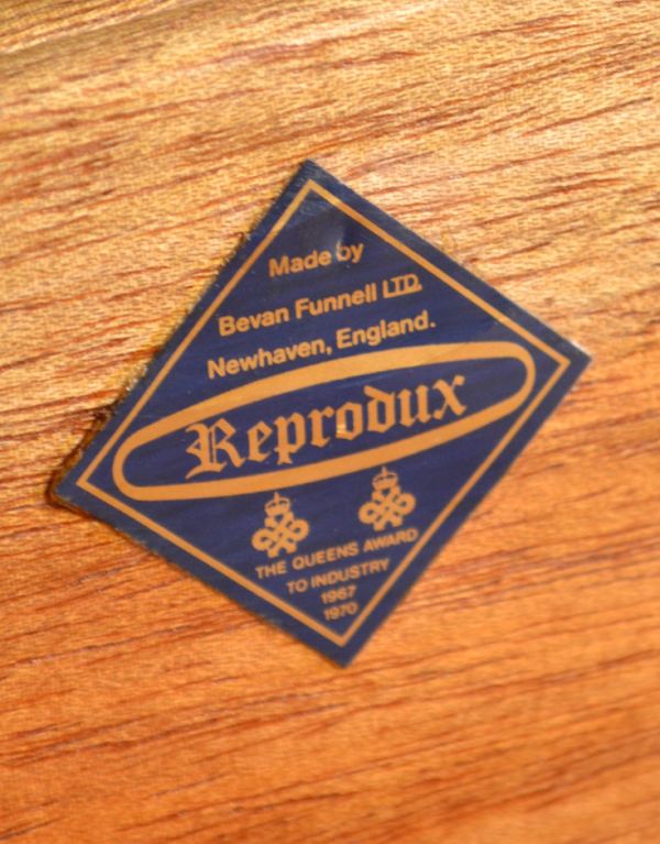 アンティークのキャビネット　アンティーク家具　マホガニー材を使った英国のアンティークカップボードチェスト。家具メーカーのタグが残っていました。(k-1165-f)