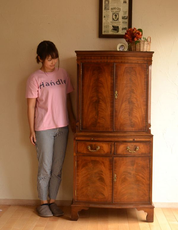 アンティークのキャビネット　アンティーク家具　マホガニー材を使った英国のアンティークカップボードチェスト。中が見えないので、生活感が出てしまう細々した物をたっぷり収納するのにピッタリです！（モデルの身長は160cmです）【 全体 】幅75.5×奥行46×高さ153cm。(k-1165-f)