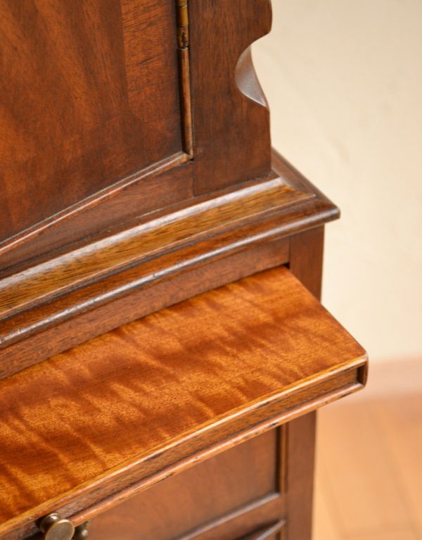 アンティークのキャビネット　アンティーク家具　マホガニー材を使った英国のアンティークカップボードチェスト。隅々まで繊細な彫があります。(k-1165-f)