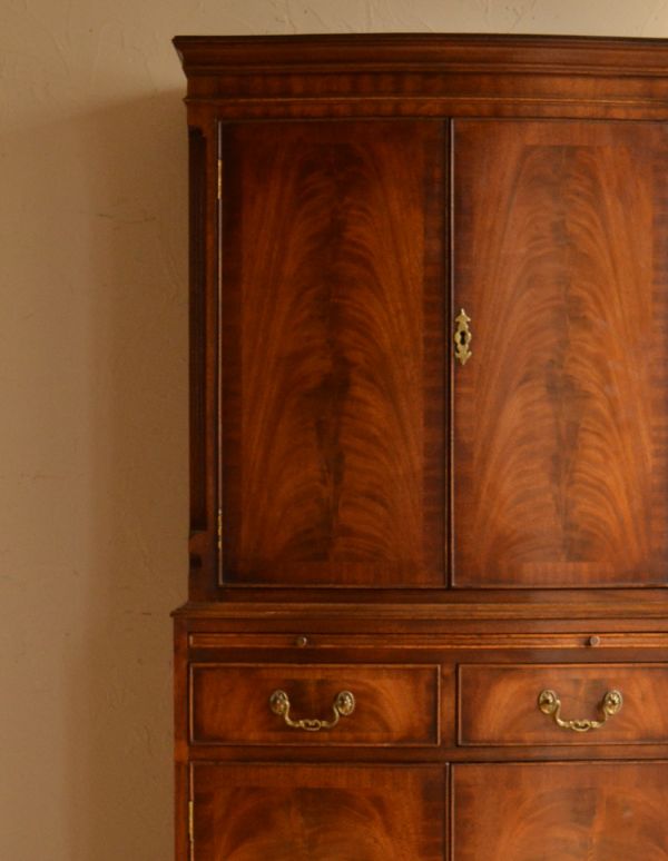 アンティークのキャビネット　アンティーク家具　マホガニー材を使った英国のアンティークカップボードチェスト。落ち着きがあって高級な印象を与えてくれます。(k-1165-f)