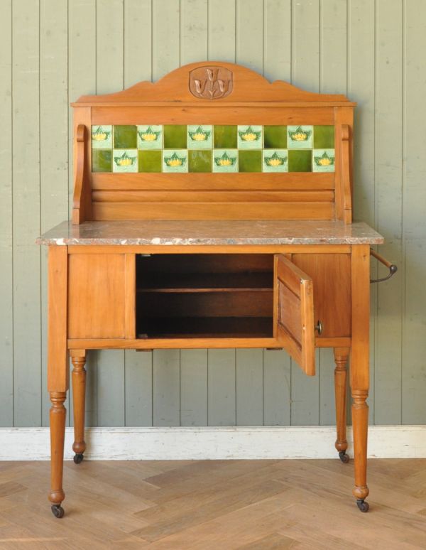 アンティークのキャビネット　アンティーク家具　美しいアンティーク英国家具、タイルが可愛いウォッシュハンドスタンド。扉の中は、２段に分けて整理できます。(k-1166-f)