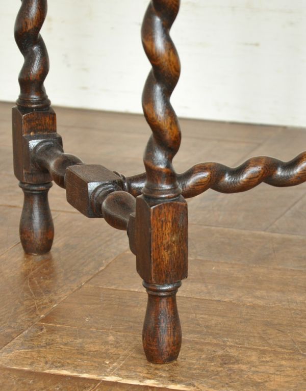 ロイドテーブル　アンティーク家具　英国のアンティーク家具、引き出し付きのオケージョナルテーブル。丸い足先が可愛らしいです。(k-1168-f)