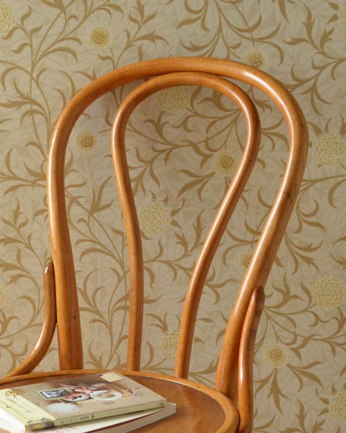 ベントウッドチェア　アンティーク チェア　置いただけなのに絵になるアンティークのベントウッドチェア。キズや汚れ、木目や色は1脚1脚微妙に違いますが、どれもキレイに仕上げています。(k-1169-c)