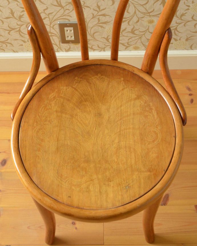 ベントウッドチェア　アンティーク チェア　置いただけなのに絵になるアンティークのベントウッドチェア。ベントウッドチェアの特徴は、座面にもあります。(k-1169-c)