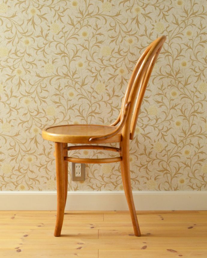 ベントウッドチェア　アンティーク チェア　置いただけなのに絵になるアンティークのベントウッドチェア。スッキリとキレイなシルエット。(k-1169-c)