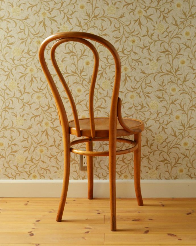 ベントウッドチェア　アンティーク チェア　置いただけなのに絵になるアンティークのベントウッドチェア。リビングやキッチンのイスにオススメです。(k-1169-c)