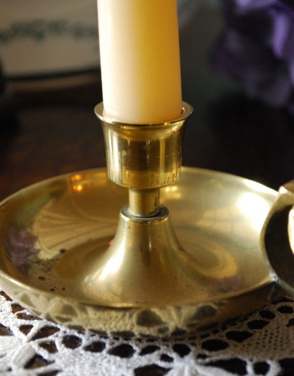 シルバーのカトラリー アンティーク雑貨 アンティーク 持ち手付き真鍮製キャンドルスタンド。真鍮製なので、使っていくごとに味わい深い色合いに変化していきます。(k-1170-z)