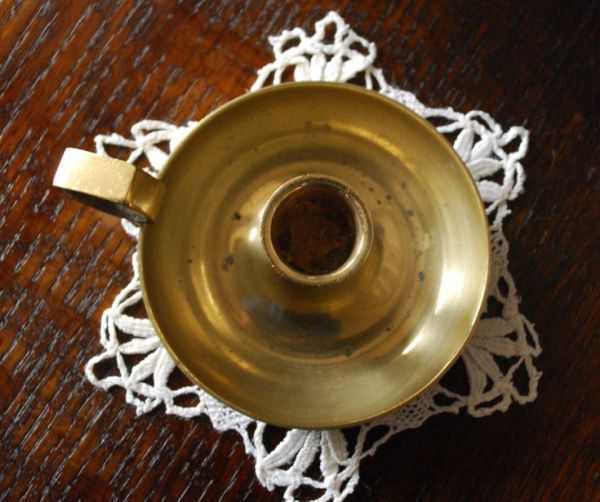 シルバーのカトラリー アンティーク雑貨 アンティーク 持ち手付き真鍮製キャンドルスタンド。上から見るとこんな感じです。(k-1170-z)