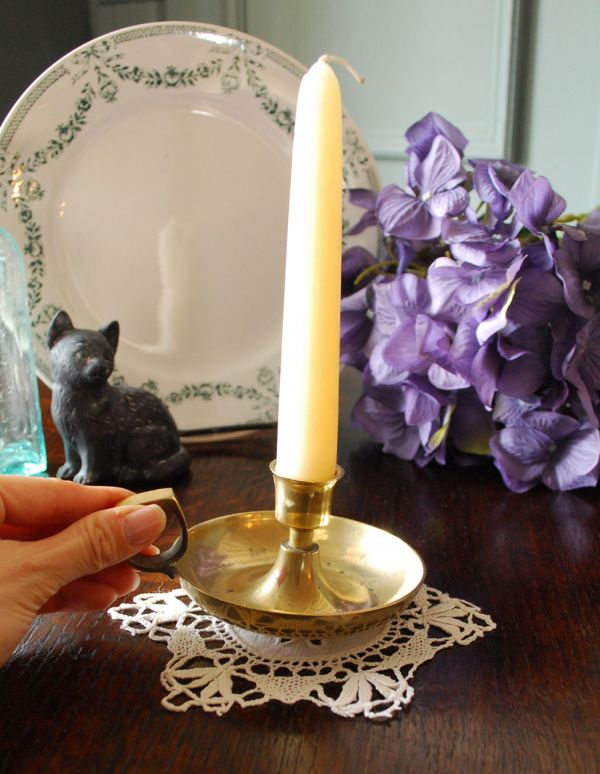 シルバーのカトラリー アンティーク雑貨 アンティーク 持ち手付き真鍮製キャンドルスタンド。デスクやチェストに置けるちょうど良いサイズです。(k-1170-z)