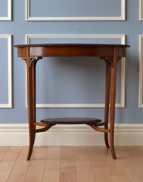 ロイドテーブル　アンティーク家具　脚がキレイな英国アンティーク家具、オケージョナルテーブル。細くて繊細なラインが美しい脚。(k-1172-f)