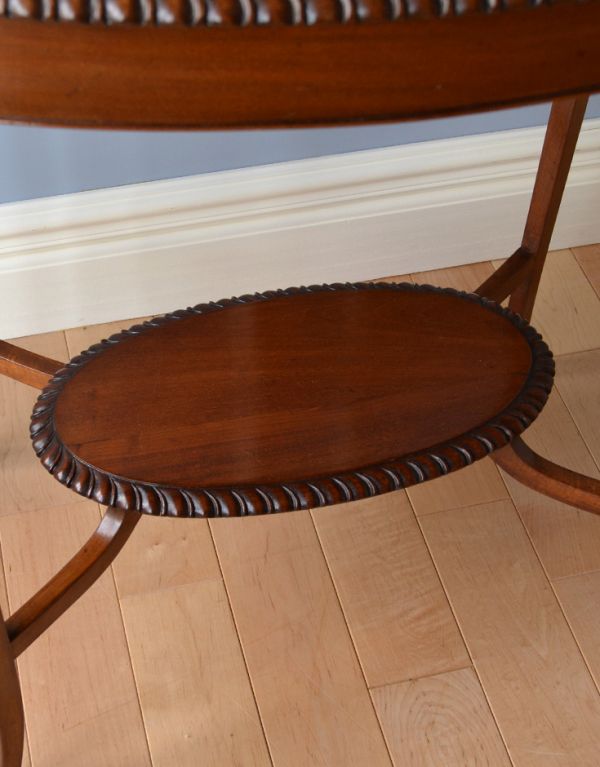 ロイドテーブル　アンティーク家具　脚がキレイな英国アンティーク家具、オケージョナルテーブル。下にはちょっとした物置があります。(k-1172-f)