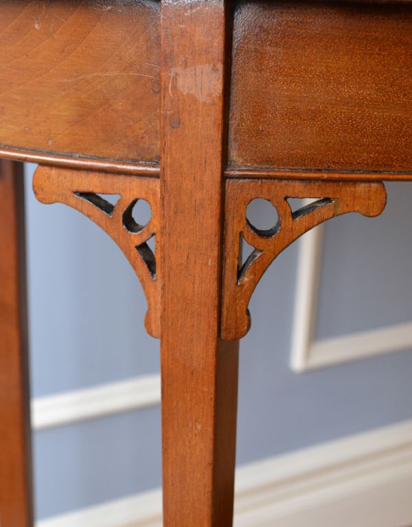 ロイドテーブル　アンティーク家具　脚がキレイな英国アンティーク家具、オケージョナルテーブル。まるでレースのようなカッティングも美しいです。(k-1172-f)