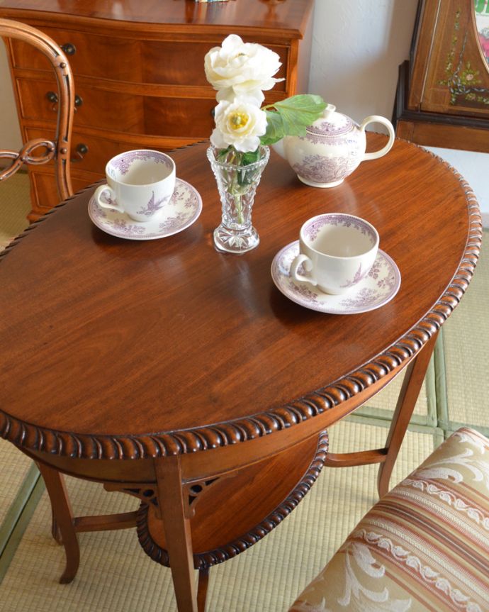 ロイドテーブル　アンティーク家具　脚がキレイな英国アンティーク家具、オケージョナルテーブル。読書の時間を有意義に過ごすティーテーブル小さなテーブルとして便利に使えるので、使いたい場所にちょっと持って行って気軽に使ってみましょう下の棚には雑誌や本を置いても便利です。(k-1172-f)