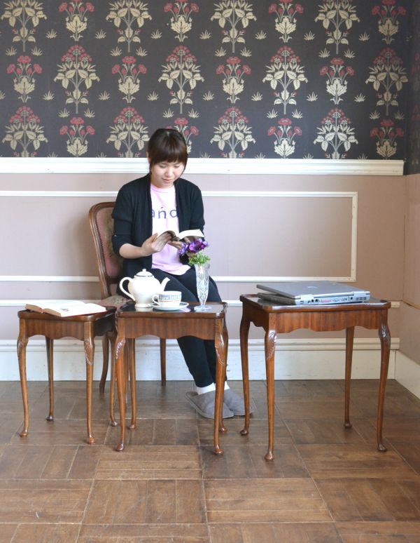 ロイドテーブル　アンティーク家具　ウォルナット材のアンティーク家具、キレイなネストテーブル。キレイに見えるように計算されて作られています。(k-1173-f)