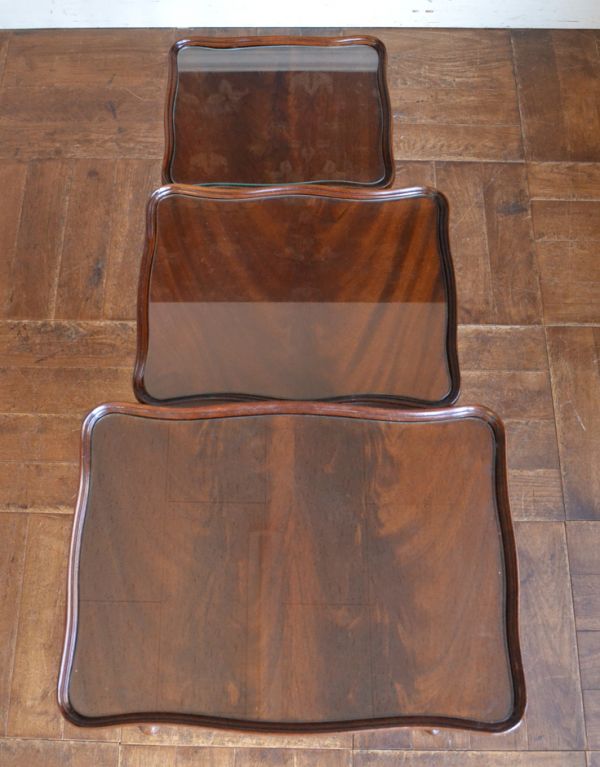 ロイドテーブル　アンティーク家具　ウォルナット材のアンティーク家具、キレイなネストテーブル。天板もピカピカにお直ししました。(k-1173-f)