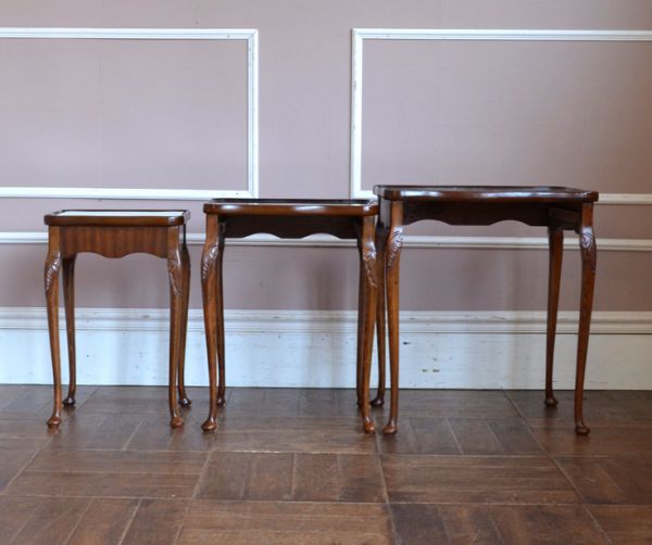 ロイドテーブル　アンティーク家具　ウォルナット材のアンティーク家具、キレイなネストテーブル。大・中・小サイズのテーブルがセットでお届けします。(k-1173-f)