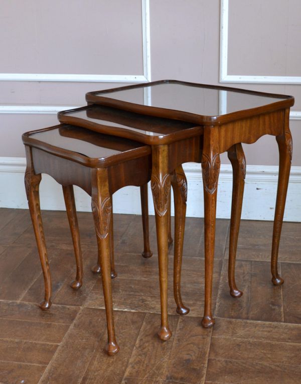 ロイドテーブル　アンティーク家具　ウォルナット材のアンティーク家具、キレイなネストテーブル。このように美しく、コンパクトになります。(k-1173-f)