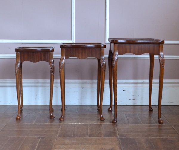 ロイドテーブル　アンティーク家具　ウォルナット材のアンティーク家具、キレイなネストテーブル。脚にも装飾が。(k-1173-f)