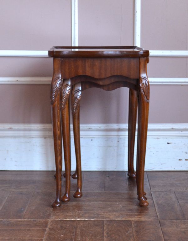 ロイドテーブル　アンティーク家具　ウォルナット材のアンティーク家具、キレイなネストテーブル。スッキリしまえて、便利。(k-1173-f)