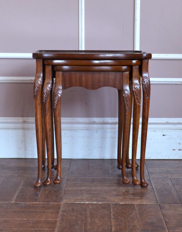 ロイドテーブル　アンティーク家具　ウォルナット材のアンティーク家具、キレイなネストテーブル。正面から見てもピタッと収まっています。(k-1173-f)