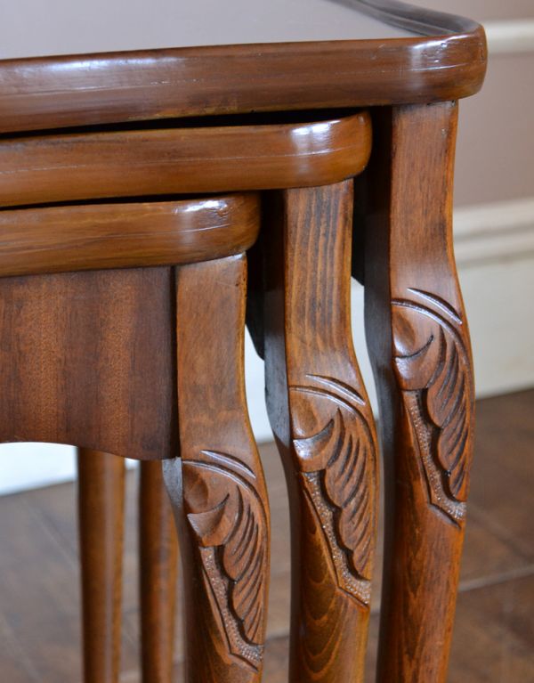 ロイドテーブル　アンティーク家具　ウォルナット材のアンティーク家具、キレイなネストテーブル。上品な彫りがそれぞれに刻まれています。(k-1173-f)