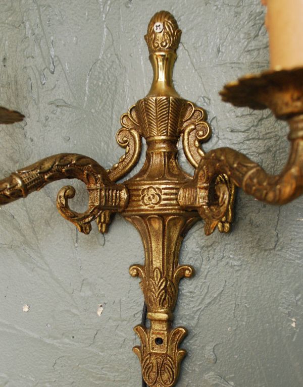 壁付けブラケット 照明・ライティング アンティーク ウォールランプ(ウォールブラケット)。隅々まで美しい装飾が入っています。(k-1173-z)