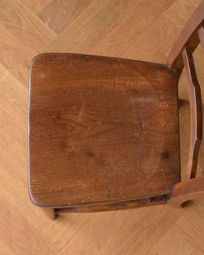 チャーチチェア　アンティーク チェア　ダイニングやデスクチェアにも人気、イギリスで見つけたアンティーク チャペルチェア 。座面には、座ぐりと言って、長時間座ってお話を聞いてもラクなようにお尻の形に彫が入っています。(k-1174-c)