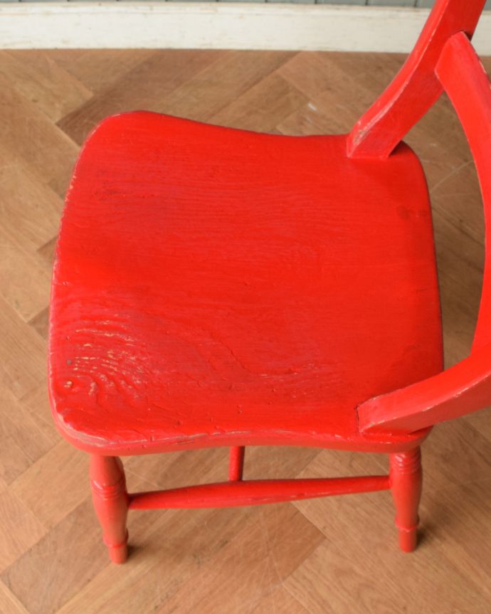 キッチンチェア　アンティーク チェア　ポップなカラーでお部屋を彩るアンティークのキッチンチェア。板の座面には、座ぐりしてあるので座りやすいですよ。(k-1177-c)