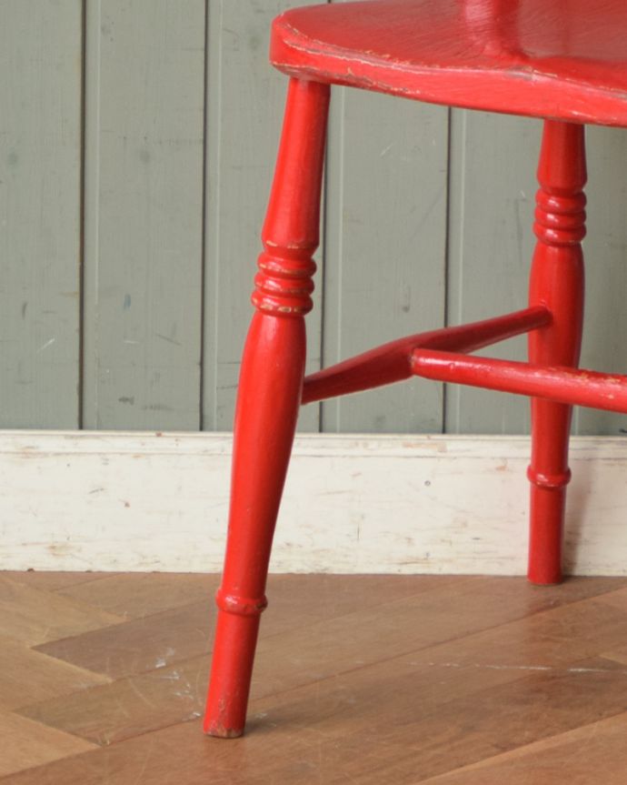 キッチンチェア　アンティーク チェア　ポップなカラーでお部屋を彩るアンティークのキッチンチェア。メンテナンスをしっかりしているので大柄な男性でも安心してお掛けください。(k-1177-c)
