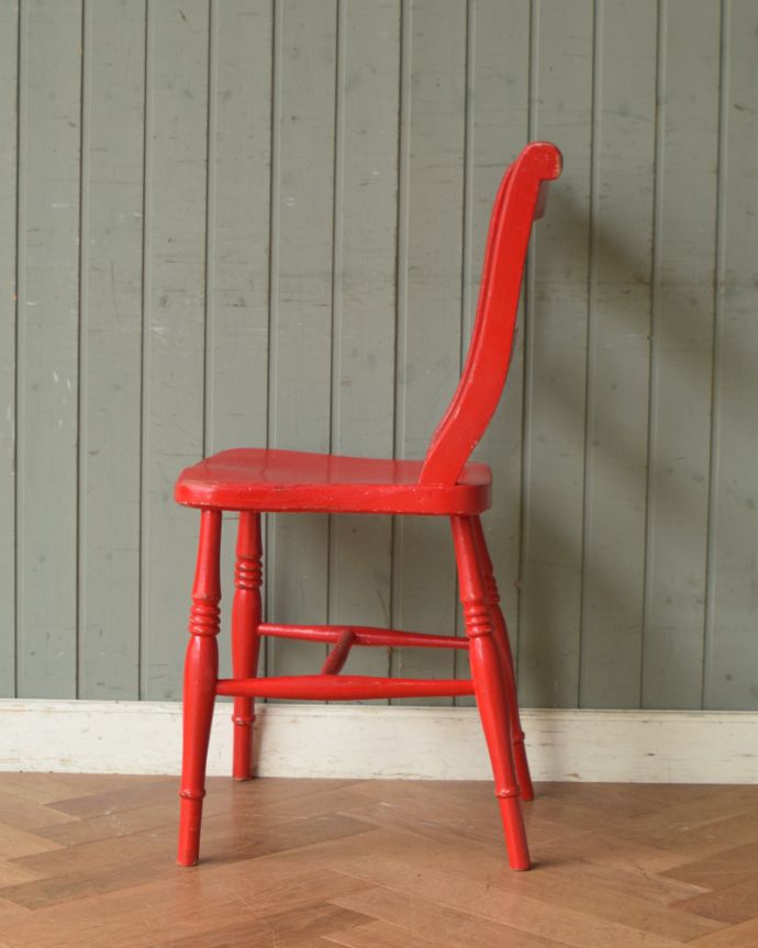 キッチンチェア　アンティーク チェア　ポップなカラーでお部屋を彩るアンティークのキッチンチェア。しっかりと支えてくてる背もたれの角度は、長く座っていても疲れません。(k-1177-c)