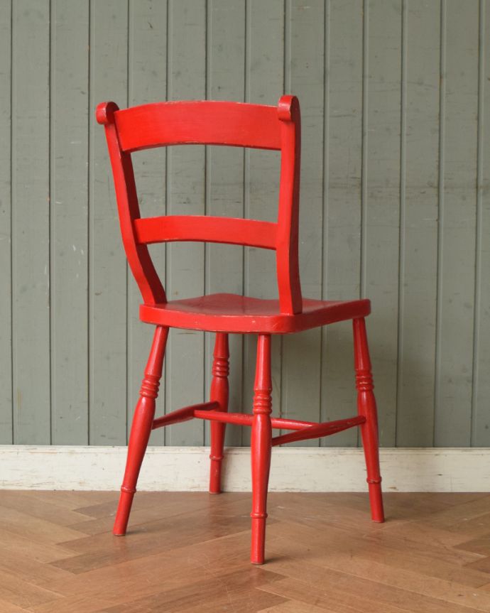 キッチンチェア　アンティーク チェア　ポップなカラーでお部屋を彩るアンティークのキッチンチェア。後ろから見ると・・・雰囲気たっぷりでなんとも様になっています。(k-1177-c)