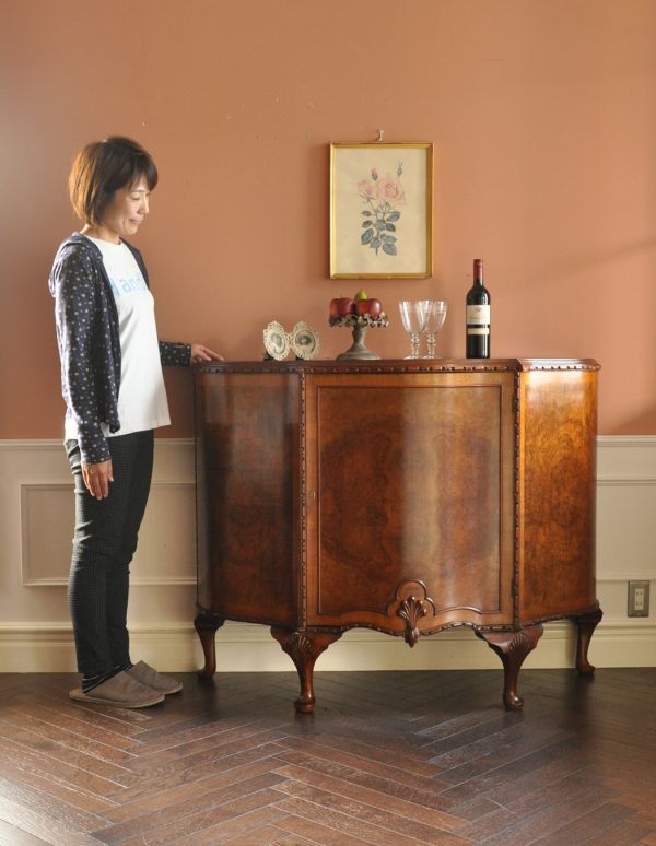 アンティークのキャビネット　アンティーク家具　ウォルナット材のアンティーク家具、スラッと脚長のカップボード。リビングの電話台にいかがでしょう？家電を置いても雰囲気が崩れないところがさすがです。(k-1178-f)